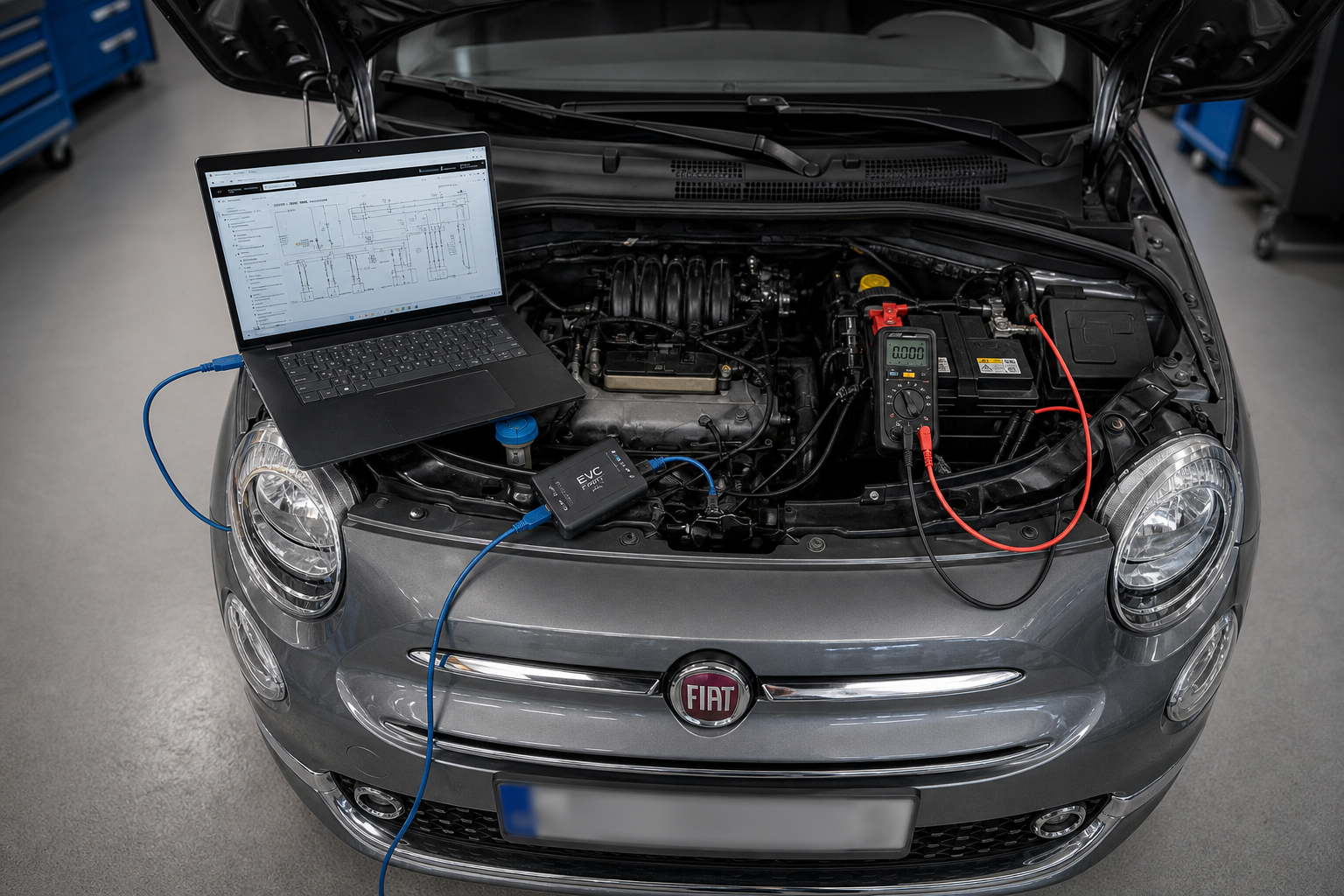 Fiat 500 mit Diagnose- und Tuning-Technik in der Werkstatt
